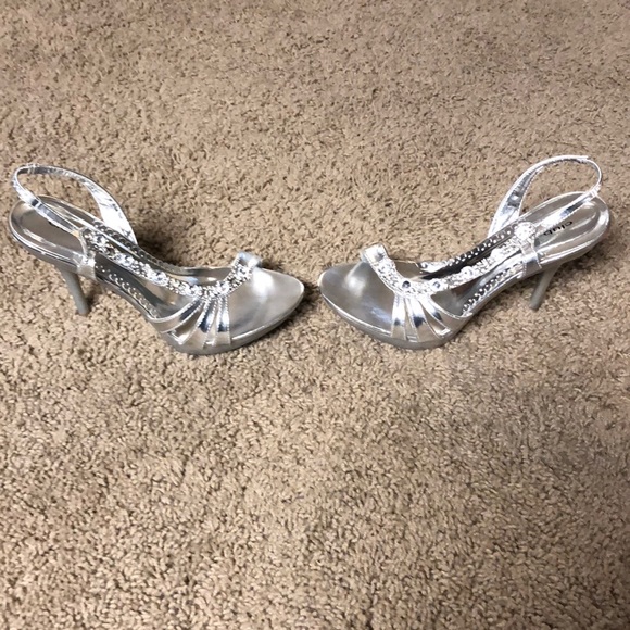 Silver heels - Picture 2 of 5